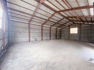 資材倉庫に最適！広々駐車場！　　矢尾貸倉庫