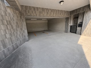 地下ガレージ（電動シャッター）・庭付き30帖リビング。国道200号・201号バイパスそばで好立地！