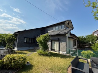 地下ガレージ（電動シャッター）・庭付き30帖リビング。国道200号・201号バイパスそばで好立地！