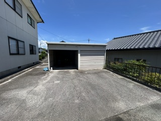 シャッター付きガレージ1台込み！！近隣商業施設多数！